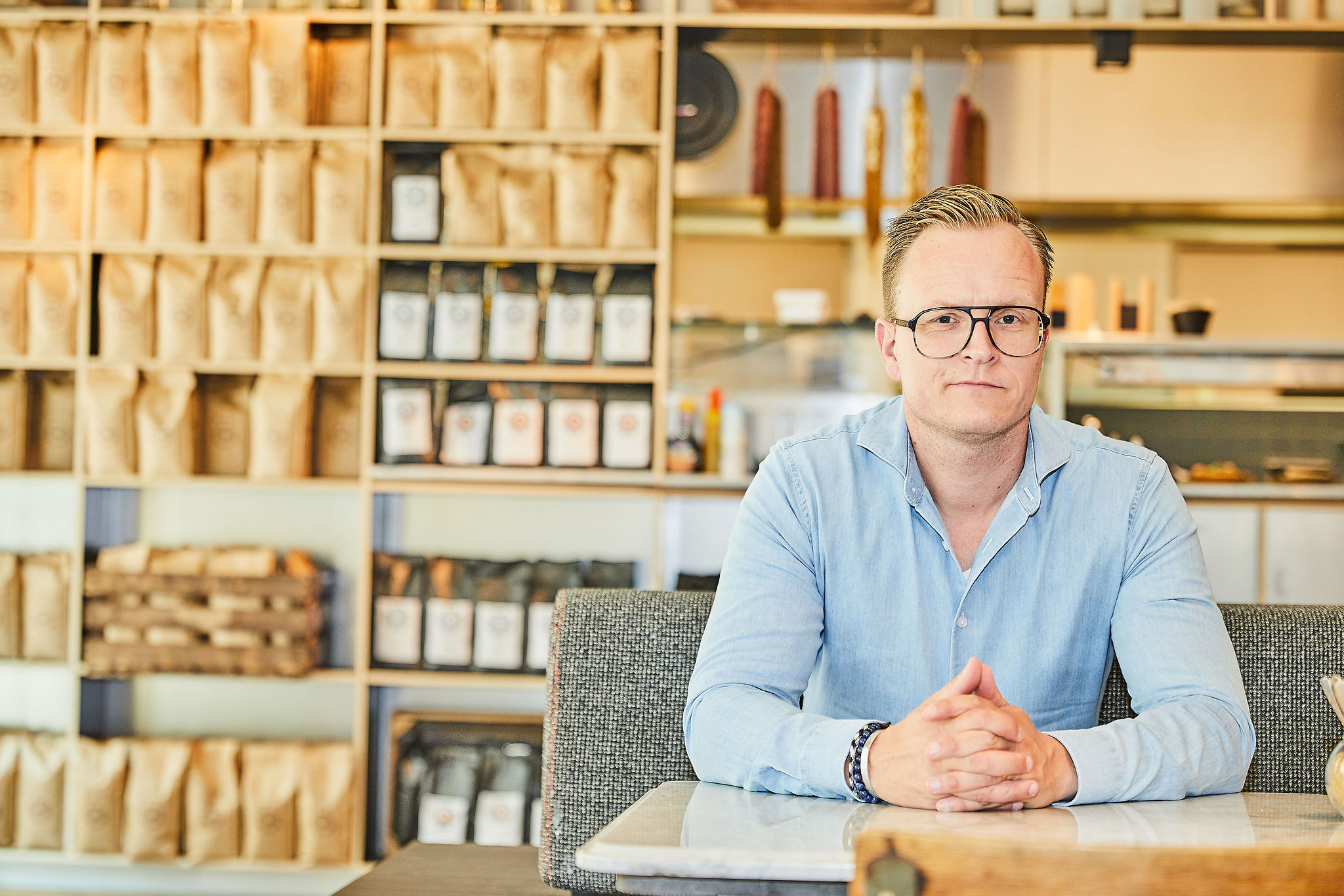 Harald Heukers is een senior online marketing specialist die bedrijven helpt om hun marketingmachine eindelijk strak, meetbaar en winstgevend te krijgen. Met meer dan 15 jaar ervaring bij merken als OHRA, Eneco, ING en tientallen B2B-bedrijven, zorg ik voor regie, focus en groei. Ik fix websites die niet converteren, campagnes die geld kosten in plaats van opleveren, content die niet werkt en analytics die niemand vertrouwt. Bedrijven huren mij in wanneer ze vastlopen, tempo willen maken of gewoon iemand nodig hebben die weet wat hij doet — zonder vergadercircus of uurtje-factuurtje.